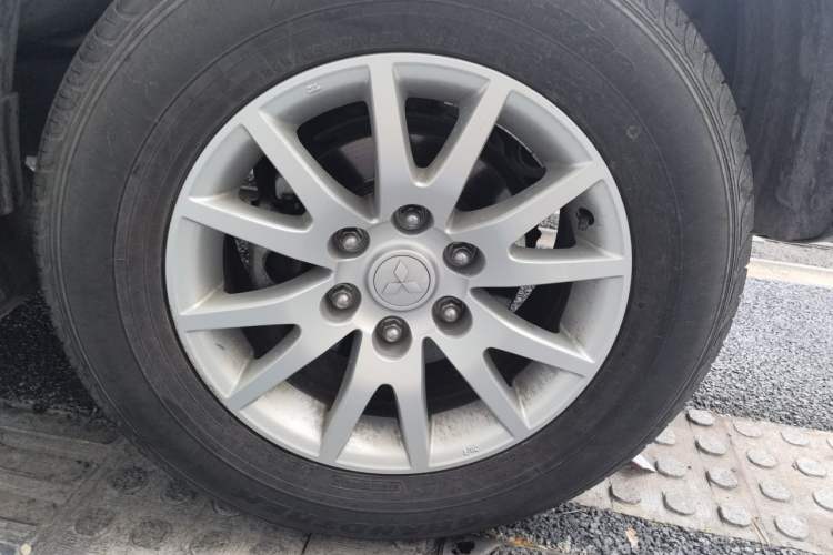 Used Mitsubishi Pajero Sport 2013 3.0L Automatic Two-Wheel Drive Luxury Edition Right Front Wheel Hub