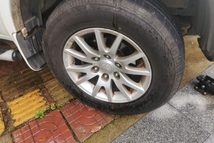 Used Mitsubishi Pajero Sport 2013 3.0L Automatic Two-Wheel Drive Luxury Edition Right Front Wheel Hub