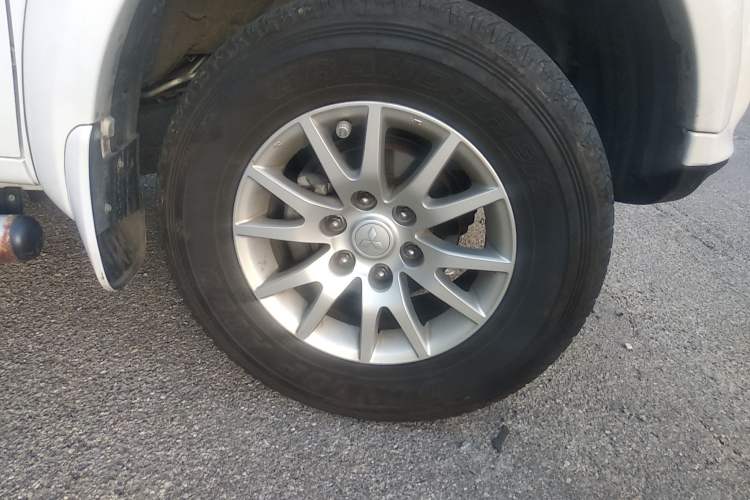 Used Mitsubishi Pajero Sport 2013 3.0L Automatic 4x4 Flagship Edition Right Front Wheel Hub