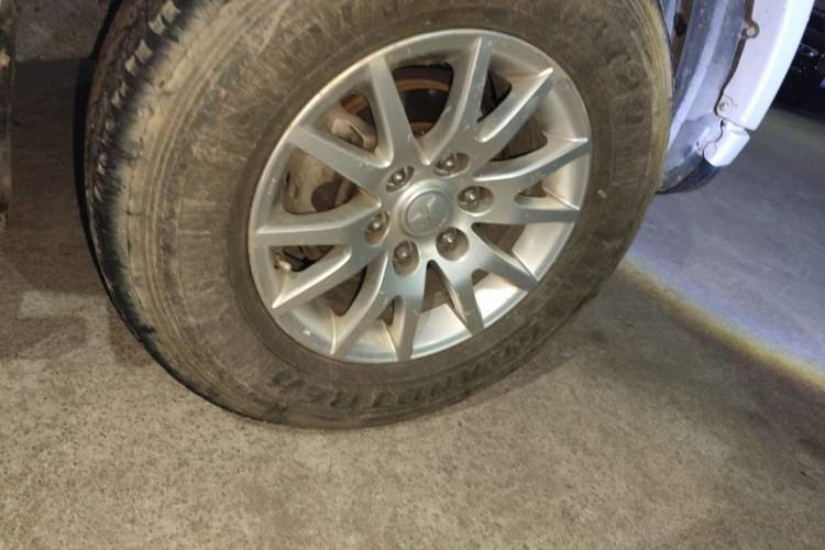 Used Mitsubishi Pajero Sport 2013 3.0L Automatic 4x4 Executive Edition Right Front Wheel Hub
