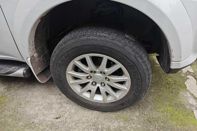 Used Mitsubishi Pajero Sport 2013 3.0L Automatic Two-Wheel Drive Luxury Edition Right Front Wheel Hub