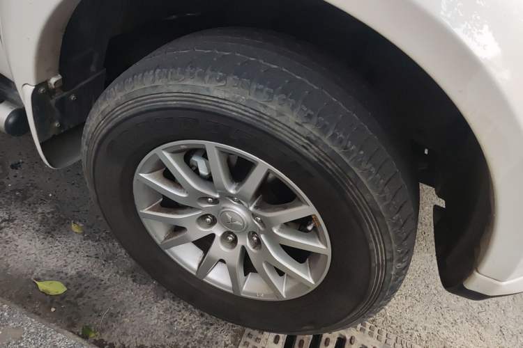 Used Mitsubishi Pajero Sport 2013 3.0L Automatic 4x4 Flagship Edition Right Front Wheel Hub