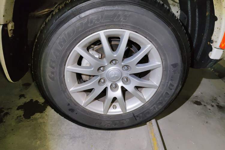Used Mitsubishi Pajero Sport 2013 3.0L Automatic 4x4 Flagship Edition Right Front Wheel Hub