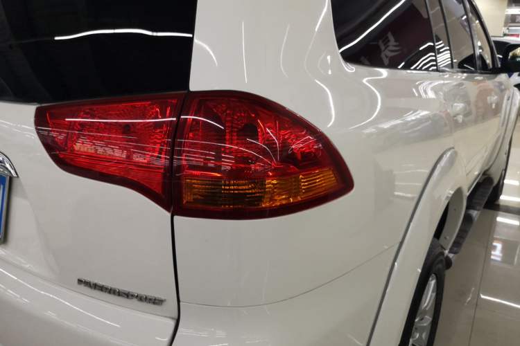Used Mitsubishi Pajero Sport 2013 3.0L Automatic Two-Wheel Drive Luxury Edition Right Rear Taillight