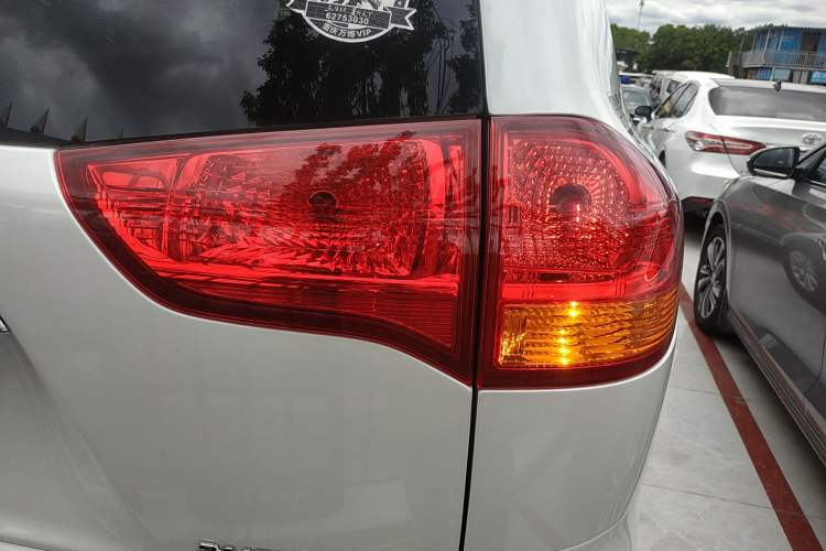 Used Mitsubishi Pajero Sport 2013 3.0L Automatic Two-Wheel Drive Luxury Edition Right Rear Taillight