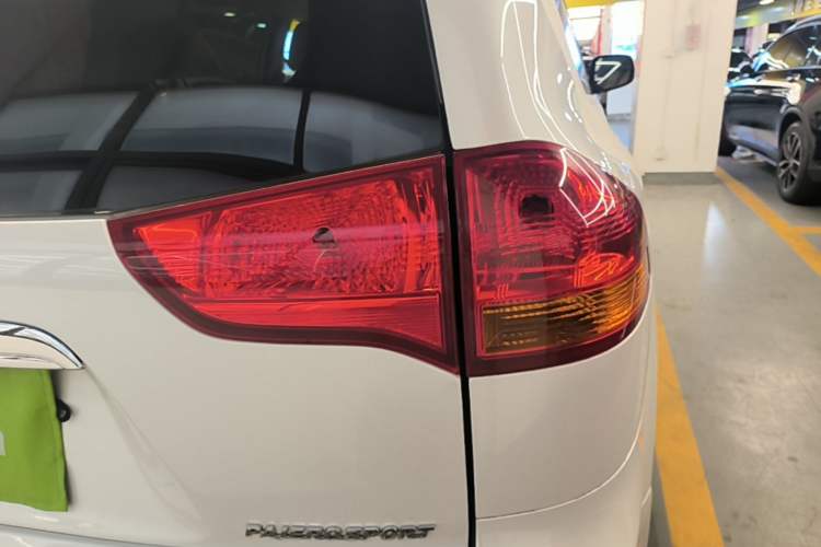 Used Mitsubishi Pajero Sport 2013 3.0L Automatic Two-Wheel Drive Luxury Edition Right Rear Taillight