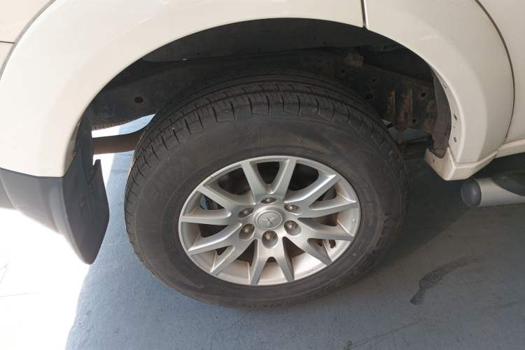 Used Mitsubishi Pajero Sport 2013 2.4L Manual Two-Wheel Drive Comfort Edition Right Rear Wheel Hub