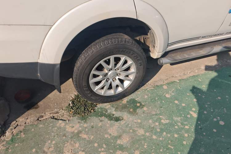Used Mitsubishi Pajero Sport 2013 2.4L Manual Two-Wheel Drive Comfort Edition Right Rear Wheel Hub