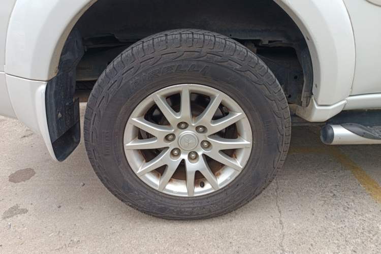 Used Mitsubishi Pajero Sport 2013 3.0L Automatic 4x4 Executive Edition Right Rear Wheel Hub