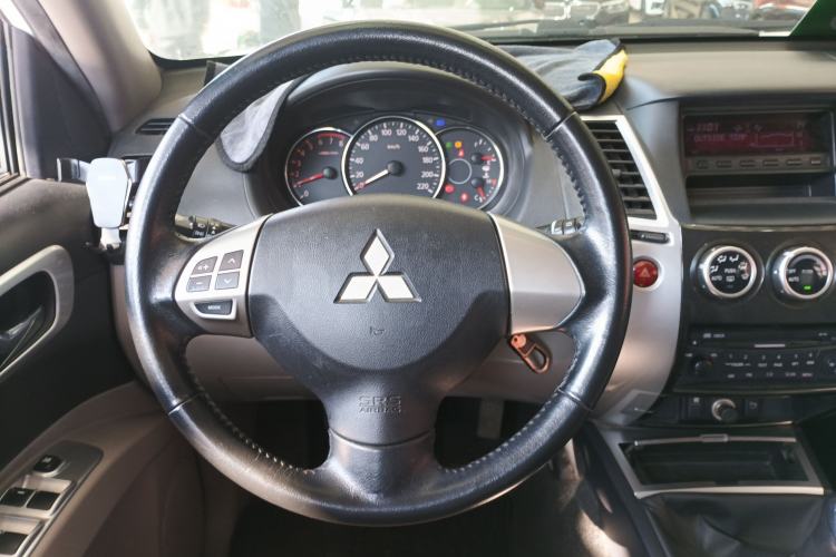 Used Mitsubishi Pajero Sport 2013 2.4L Manual Two-Wheel Drive Comfort Edition Steering Wheel
