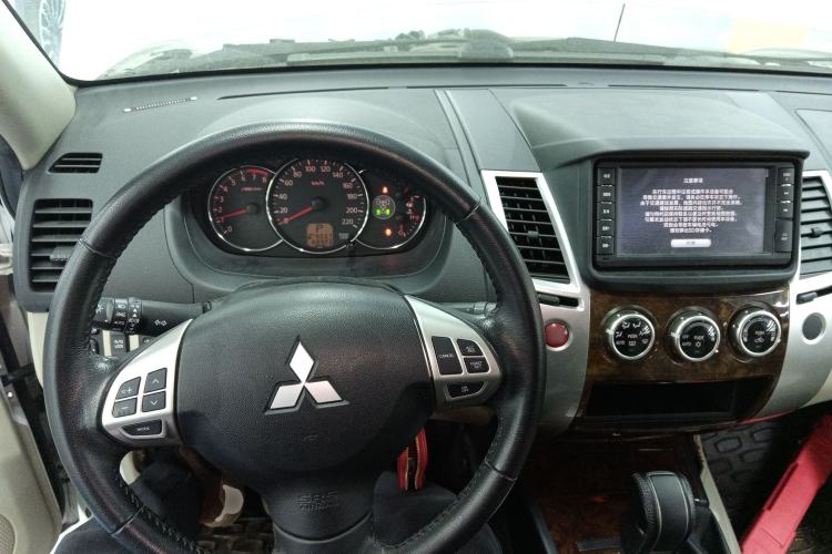 Used Mitsubishi Pajero Sport 2013 3.0L Automatic 4x4 Flagship Edition Steering Wheel