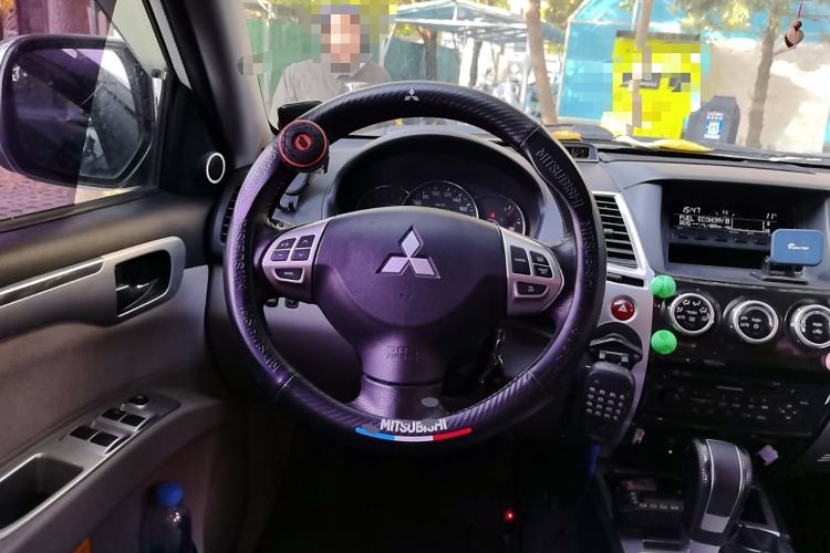 Used Mitsubishi Pajero Sport 2013 3.0L Automatic 4x4 Executive Edition Steering Wheel