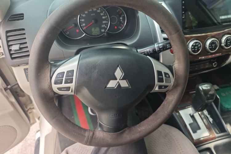 Used Mitsubishi Pajero Sport 2013 3.0L Automatic Two-Wheel Drive Luxury Edition Steering Wheel
