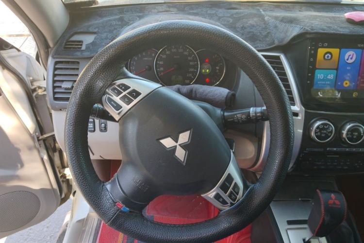 Used Mitsubishi Pajero Sport 2013 3.0L Automatic 4x4 Executive Edition Steering Wheel