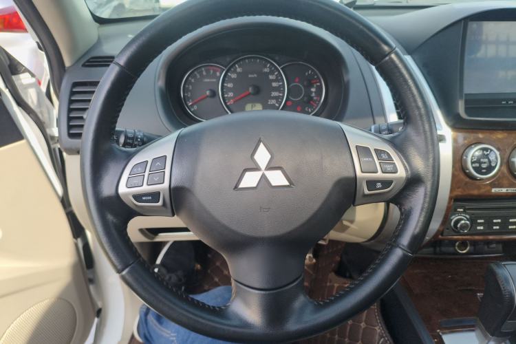Used Mitsubishi Pajero Sport 2013 3.0L Automatic Two-Wheel Drive Luxury Edition Steering Wheel