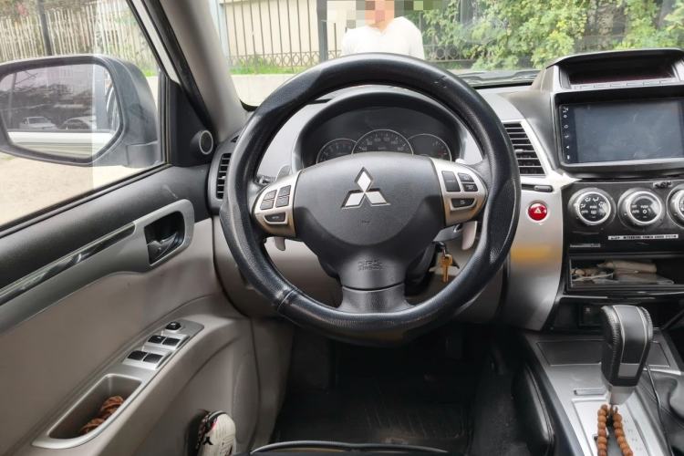 Used Mitsubishi Pajero Sport 2013 3.0L Automatic 4x4 Executive Edition Steering Wheel