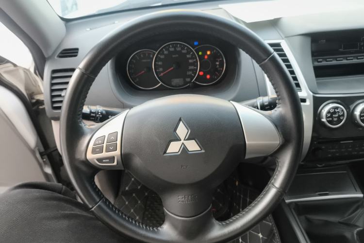 Used Mitsubishi Pajero Sport 2013 2.4L Manual Two-Wheel Drive Comfort Edition Steering Wheel