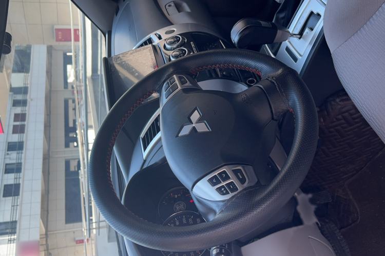 Used Mitsubishi Pajero Sport 2013 3.0L Automatic 4x4 Executive Edition Steering Wheel