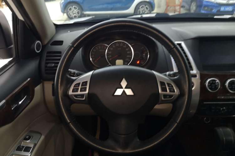 Used Mitsubishi Pajero Sport 2013 3.0L Automatic Two-Wheel Drive Luxury Edition Steering Wheel