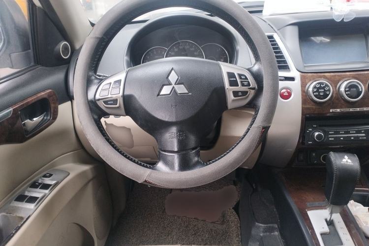 Used Mitsubishi Pajero Sport 2013 3.0L Automatic Two-Wheel Drive Luxury Edition Steering Wheel