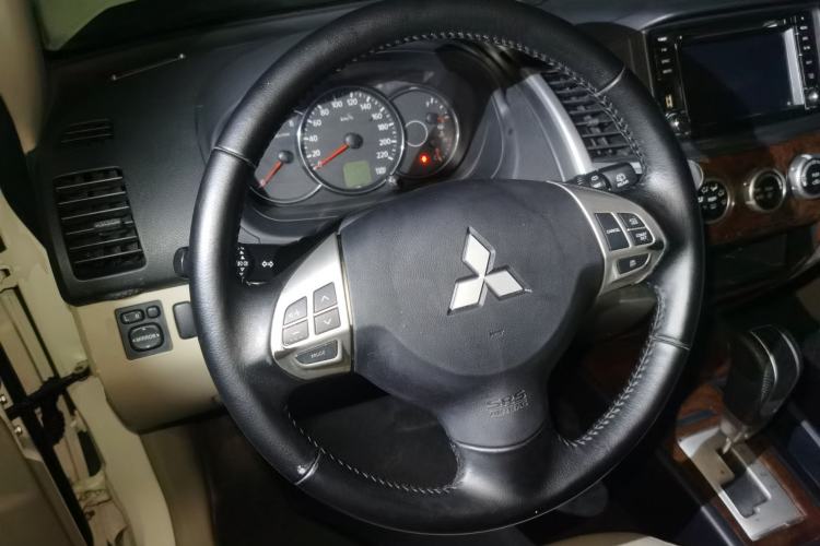 Used Mitsubishi Pajero Sport 2013 3.0L Automatic Two-Wheel Drive Luxury Edition Steering Wheel