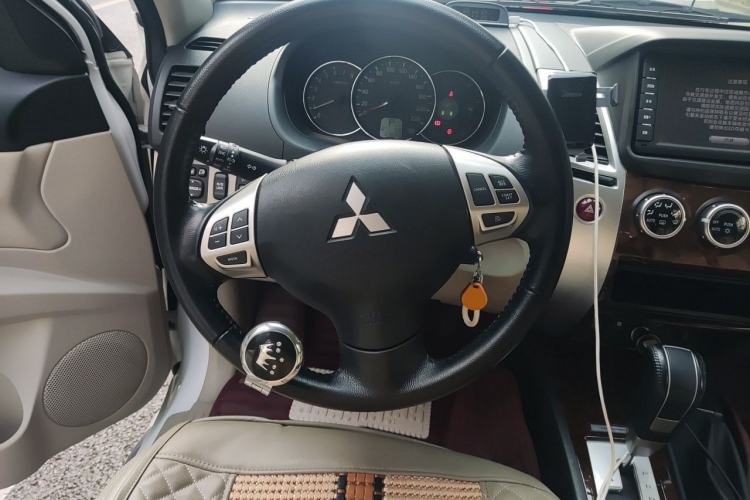 Used Mitsubishi Pajero Sport 2013 3.0L Automatic 4x4 Flagship Edition Steering Wheel