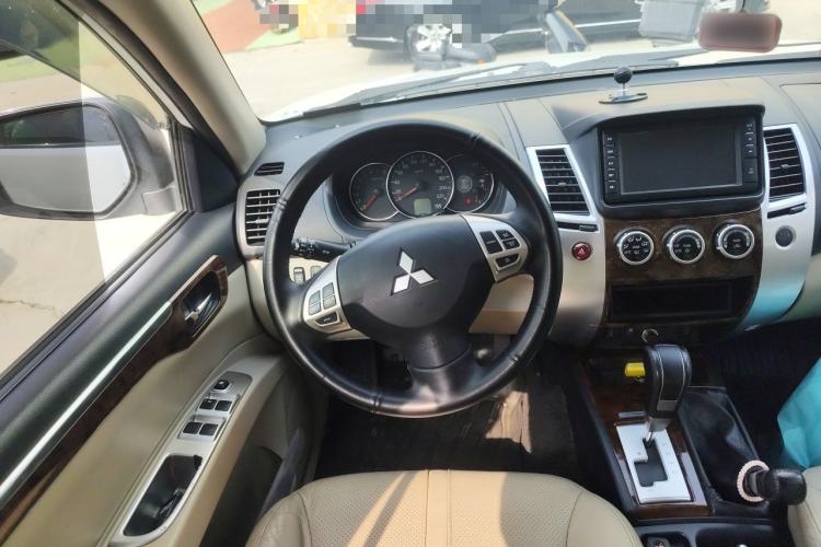 Used Mitsubishi Pajero Sport 2013 3.0L Automatic 4x4 Flagship Edition Steering Wheel