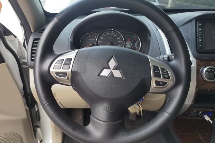 Used Mitsubishi Pajero Sport 2013 3.0L Automatic 4x4 Flagship Edition Steering Wheel