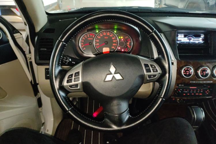 Used Mitsubishi Pajero Sport 2013 3.0L Automatic Two-Wheel Drive Luxury Edition Steering Wheel