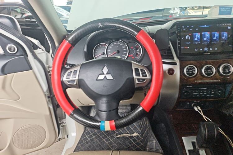 Used Mitsubishi Pajero Sport 2013 3.0L Automatic Two-Wheel Drive Luxury Edition Steering Wheel