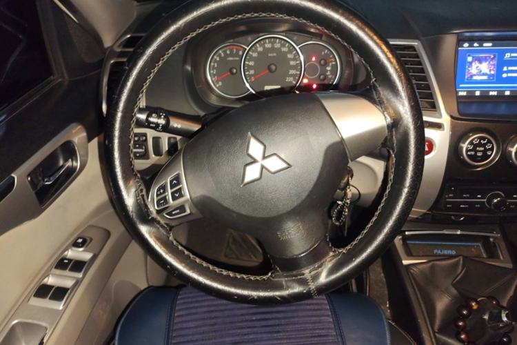 Used Mitsubishi Pajero Sport 2013 2.4L Manual Two-Wheel Drive Comfort Edition Steering Wheel