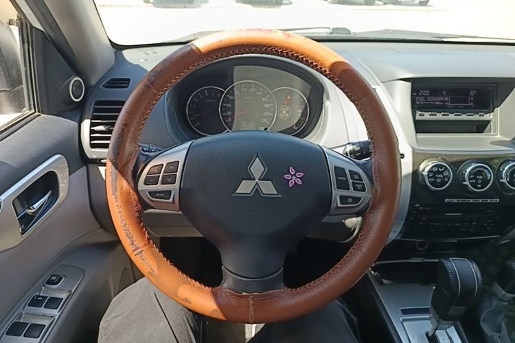 Used Mitsubishi Pajero Sport 2013 3.0L Automatic 4x4 Executive Edition Steering Wheel