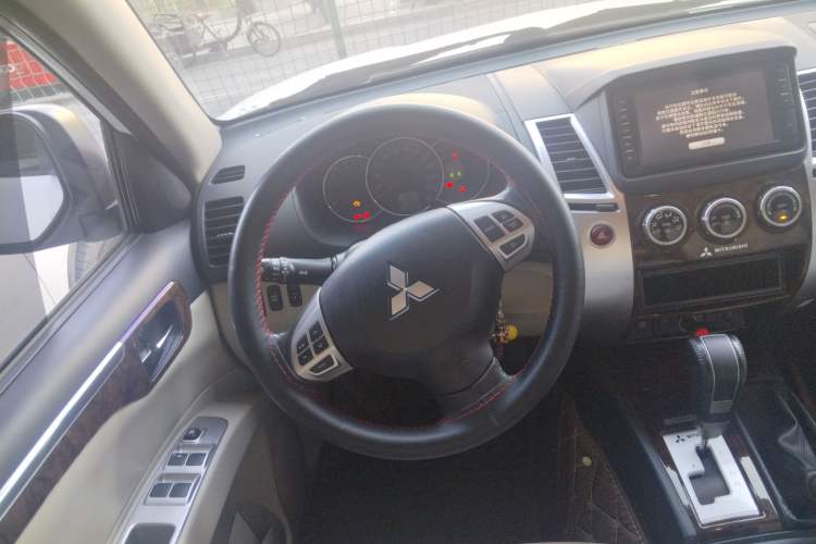 Used Mitsubishi Pajero Sport 2013 3.0L Automatic 4x4 Flagship Edition Steering Wheel