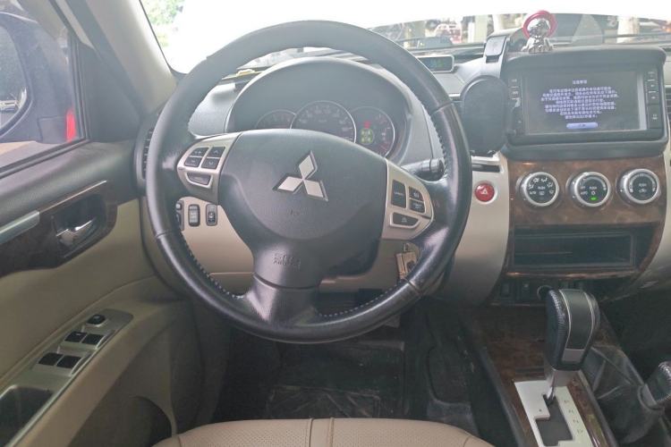 Used Mitsubishi Pajero Sport 2013 3.0L Automatic 4x4 Flagship Edition Steering Wheel