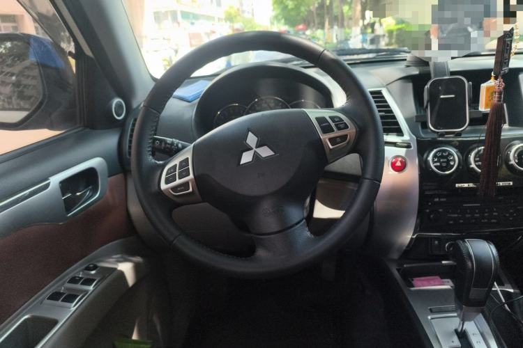 Used Mitsubishi Pajero Sport 2013 3.0L Automatic 4x4 Executive Edition Steering Wheel