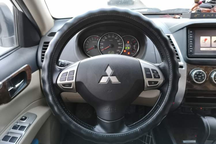 Used Mitsubishi Pajero Sport 2013 3.0L Automatic 4x4 Flagship Edition Steering Wheel