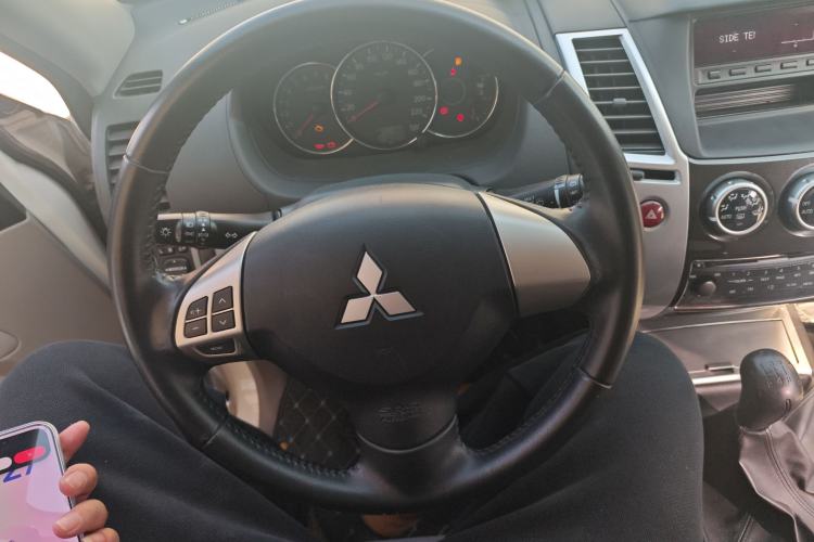 Used Mitsubishi Pajero Sport 2013 2.4L Manual Two-Wheel Drive Comfort Edition Steering Wheel