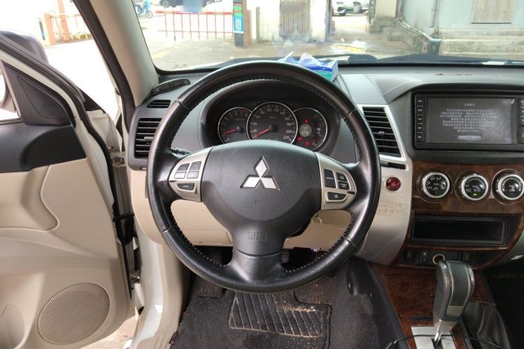 Used Mitsubishi Pajero Sport 2013 3.0L Automatic 4x4 Flagship Edition Steering Wheel