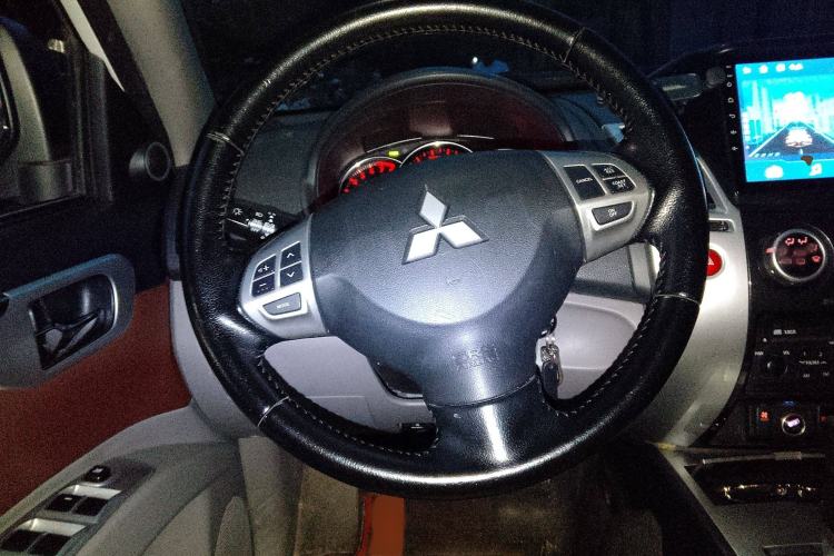 Used Mitsubishi Pajero Sport 2013 3.0L Automatic 4x4 Executive Edition Steering Wheel