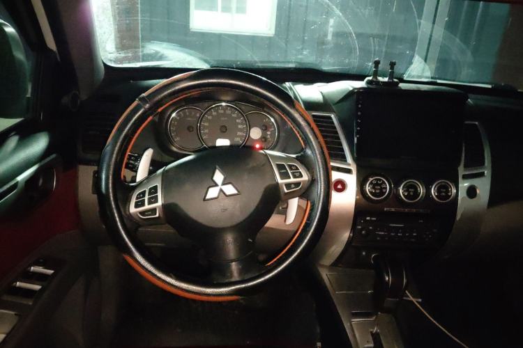 Used Mitsubishi Pajero Sport 2013 3.0L Automatic 4x4 Executive Edition Steering Wheel