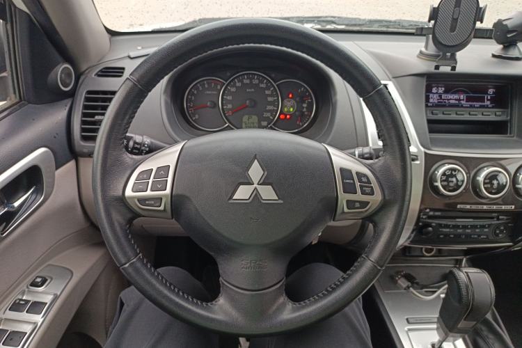 Used Mitsubishi Pajero Sport 2013 3.0L Automatic 4x4 Executive Edition Steering Wheel
