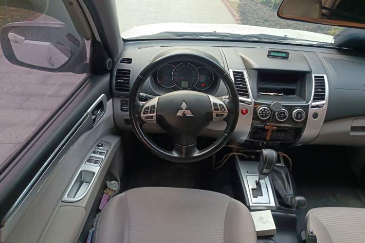 Used Mitsubishi Pajero Sport 2013 3.0L Automatic 4x4 Executive Edition Steering Wheel