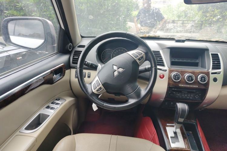 Used Mitsubishi Pajero Sport 2013 3.0L Automatic Two-Wheel Drive Luxury Edition Steering Wheel