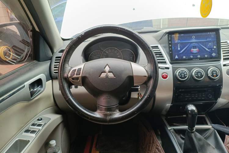Used Mitsubishi Pajero Sport 2013 2.4L Manual Two-Wheel Drive Comfort Edition Steering Wheel