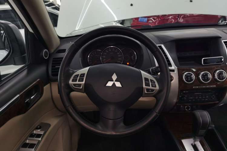 Used Mitsubishi Pajero Sport 2013 3.0L Automatic Two-Wheel Drive Luxury Edition Steering Wheel