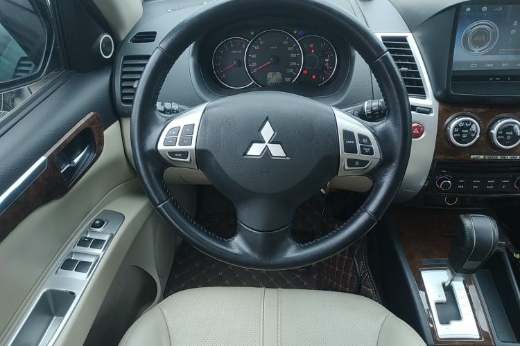 Used Mitsubishi Pajero Sport 2013 3.0L Automatic Two-Wheel Drive Luxury Edition Steering Wheel