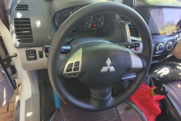 Used Mitsubishi Pajero Sport 2013 2.4L Manual Two-Wheel Drive Comfort Edition Steering Wheel