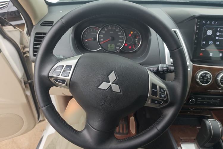 Used Mitsubishi Pajero Sport 2013 3.0L Automatic Two-Wheel Drive Luxury Edition Steering Wheel