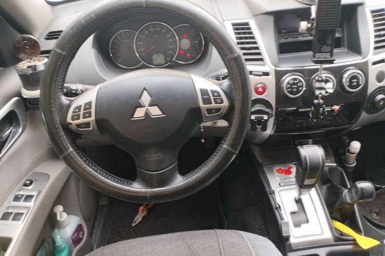Used Mitsubishi Pajero Sport 2013 3.0L Automatic 4x4 Executive Edition Steering Wheel