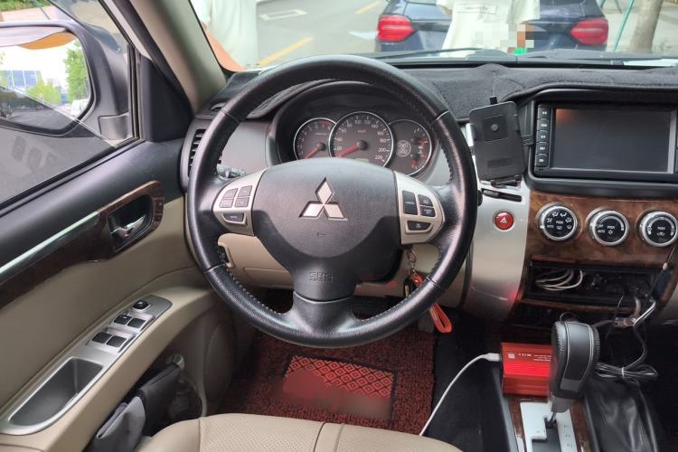 Used Mitsubishi Pajero Sport 2013 3.0L Automatic 4x4 Flagship Edition Steering Wheel